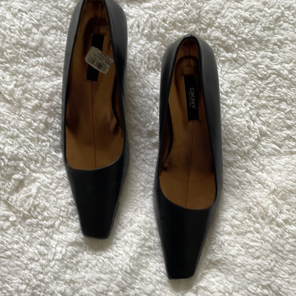 DKNY Leather Sean-40MM Pump In Black Size-8 1/2 NWT - Picture 4 of 14